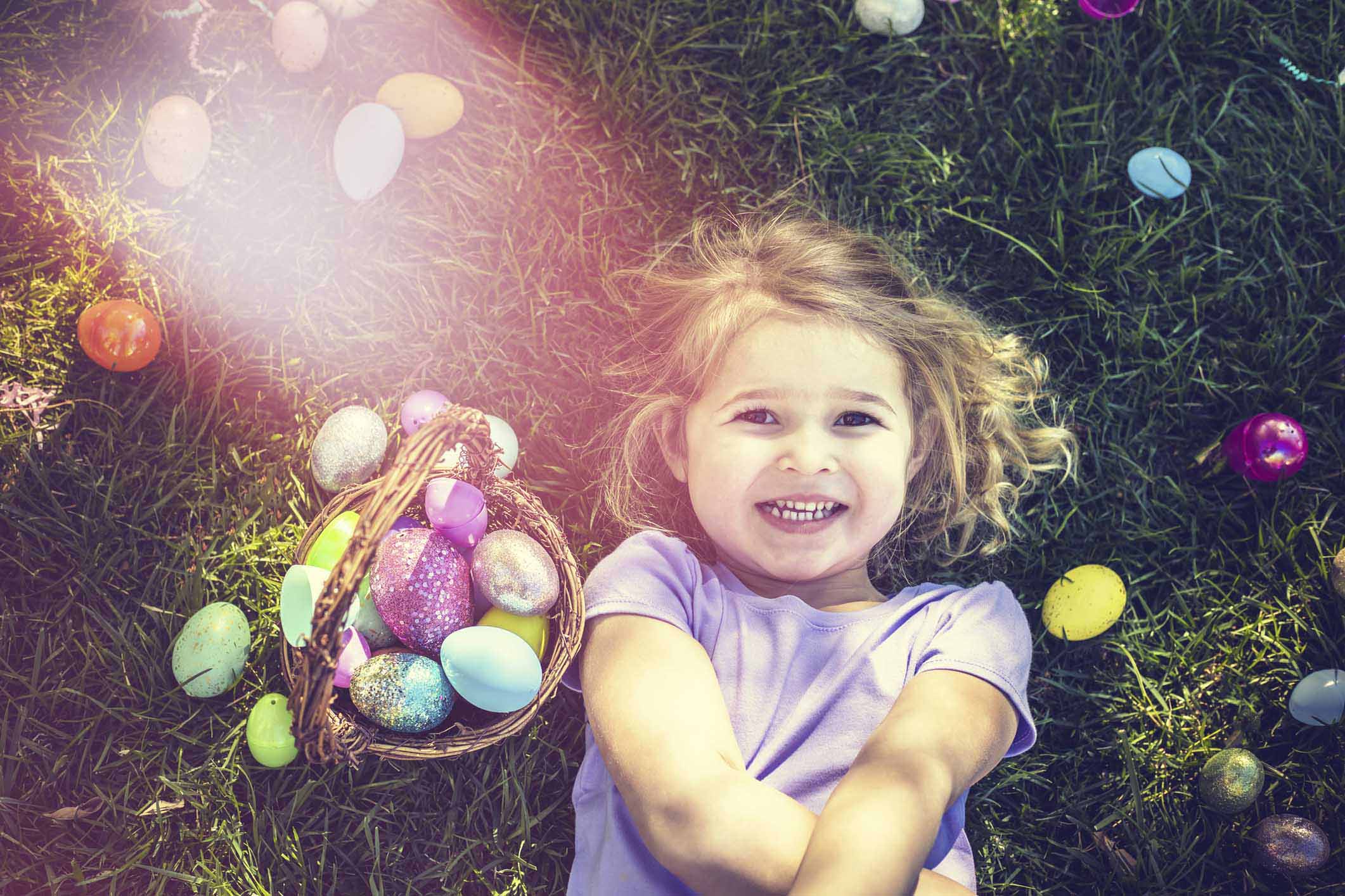 Ostereier als Ostergeschenk für ein Mädchen im Slider von greencapital dargestellt. Thema ist in die Zukunft investieren.