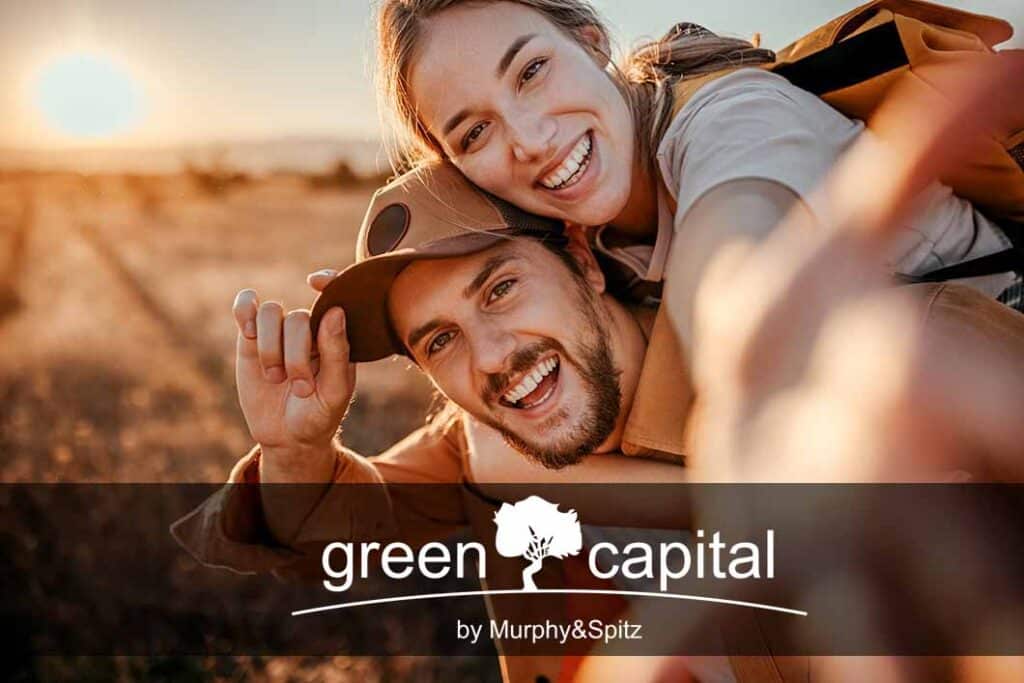 Ein junges Paar freut sich über das Sommerangebot von greencapital by Murphy&Spitz.