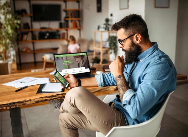 Eine Kundin von greencapital informiert sich über das Online Investment Angebot des Anbieters.